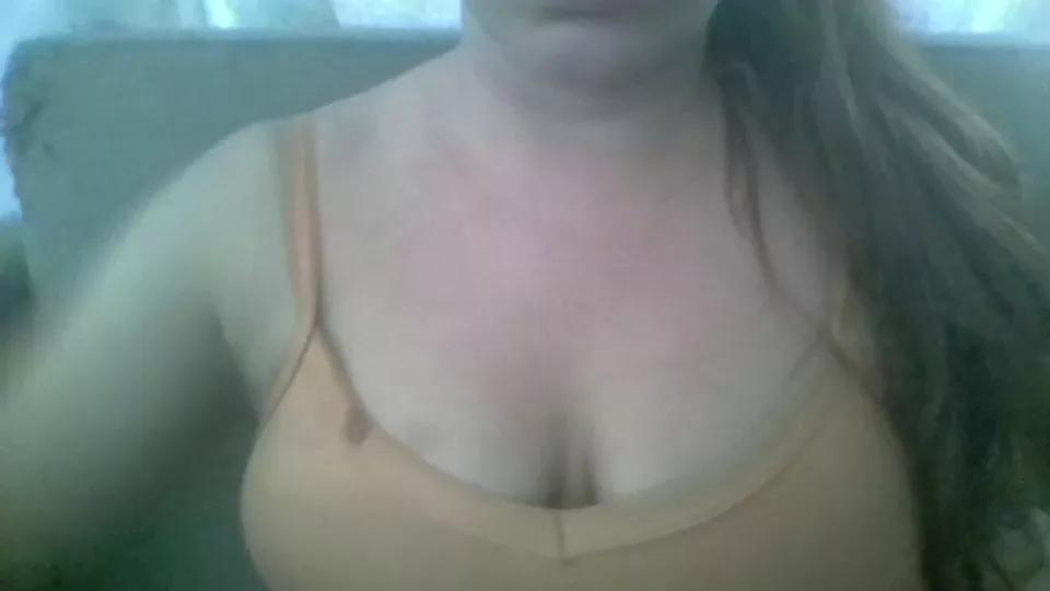 Carolinah99 on Cam4 